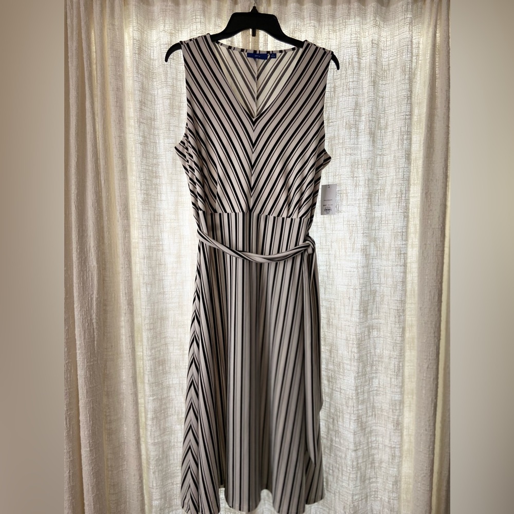 Women’s sleeveless summer dress NWT.